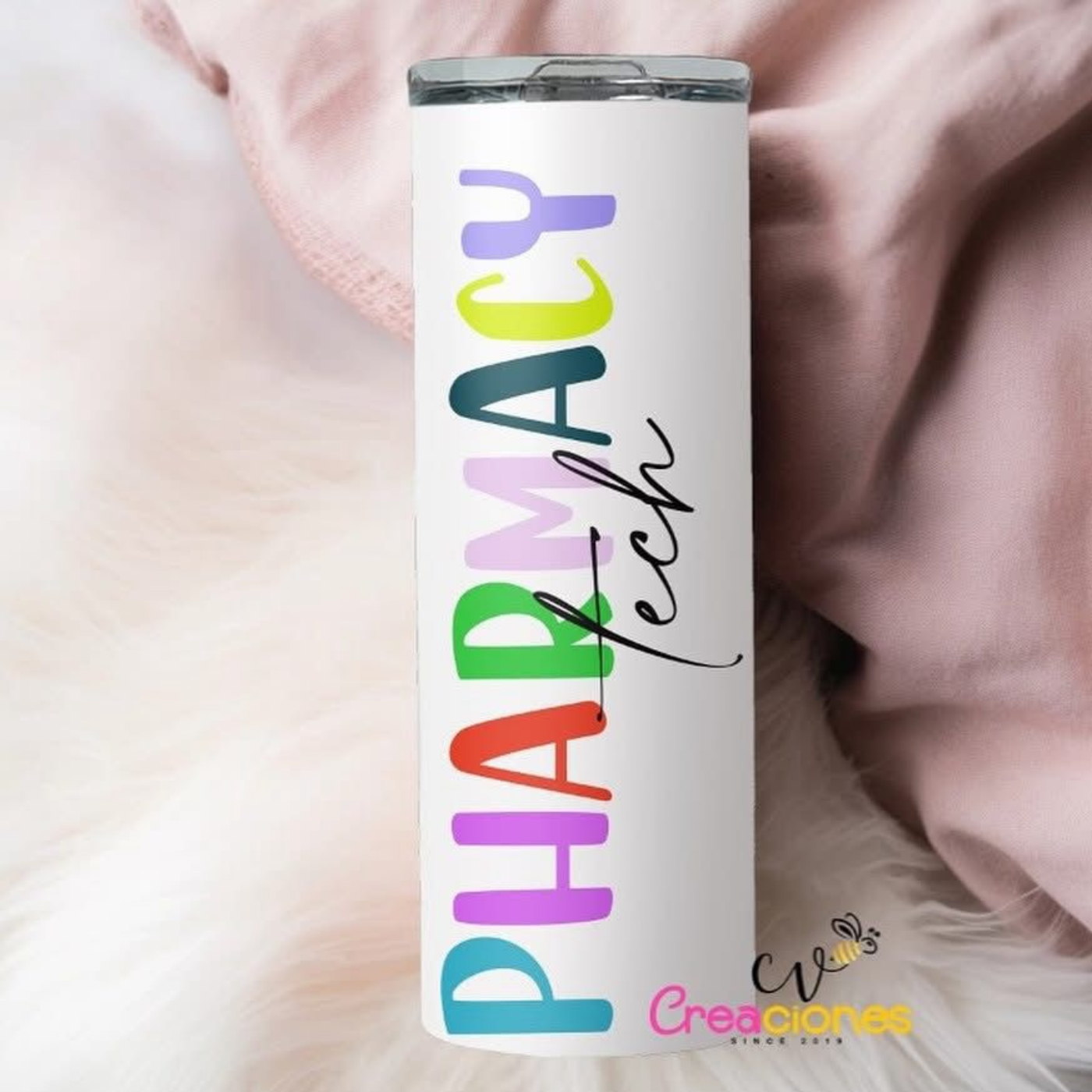 Vaso personalizado blanco con diseño colorido y la frase Pharmacy Tech, ideal para regalar en la Semana del Profesional de Farmacia